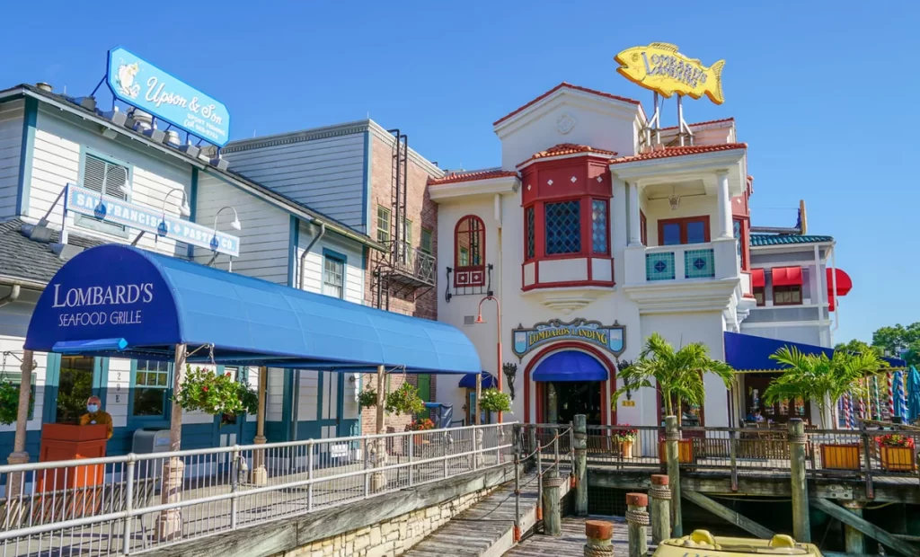 Fachada do restaurante Lombard's Seafood Grille com toldo azul e arquitetura costeira.
