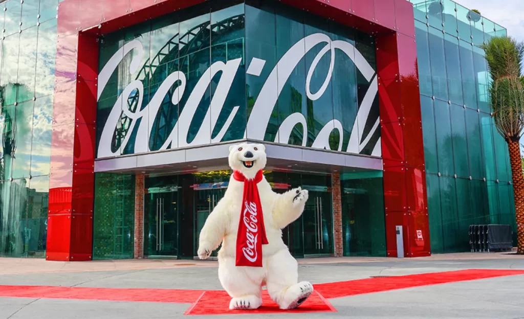 Fachada de vidro da loja da Coca-Cola com a mascote Urso Polar na entrada