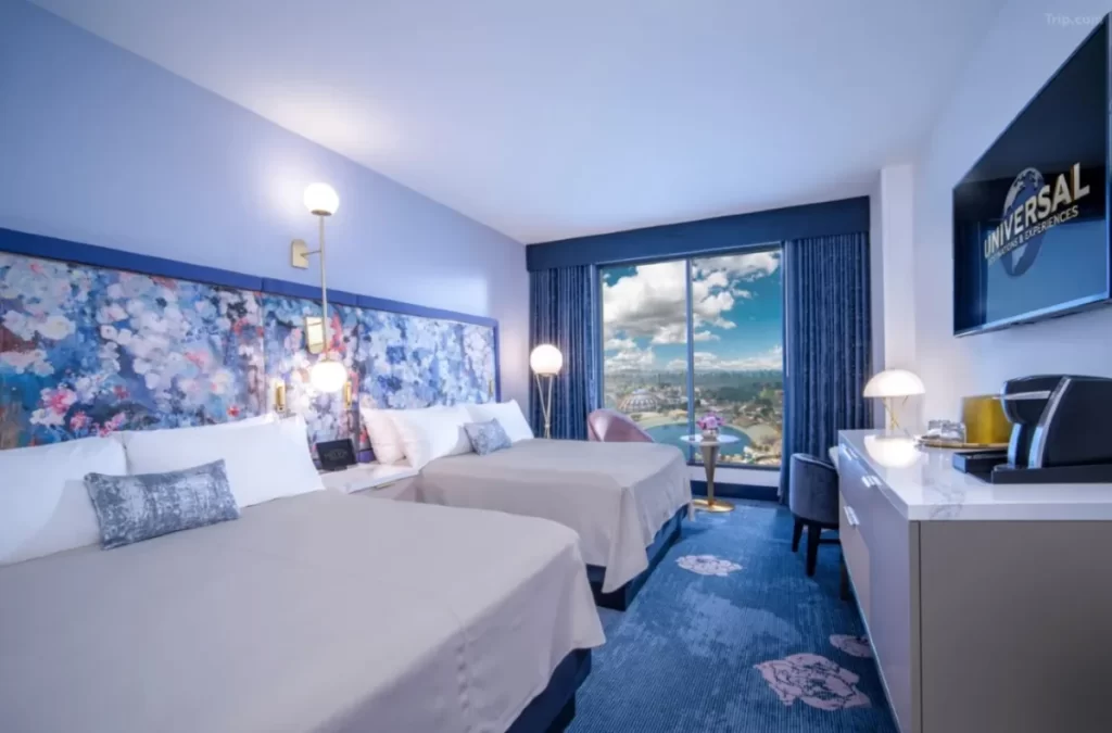 Interior do quarto duplo do Universal Helios Grand Hotel com decoração sofisticada e vista para o parque Epic Universe.