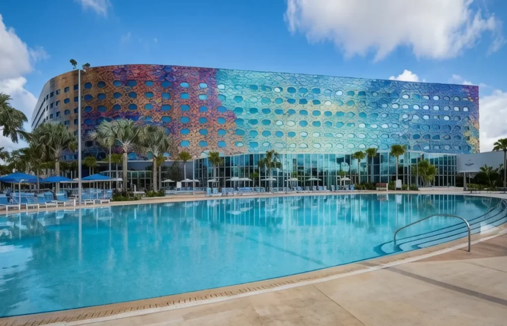 Vista da piscina e da fachada futurista do Stella Nova Hotel, hotel da Universal próximo ao Epic Universe.