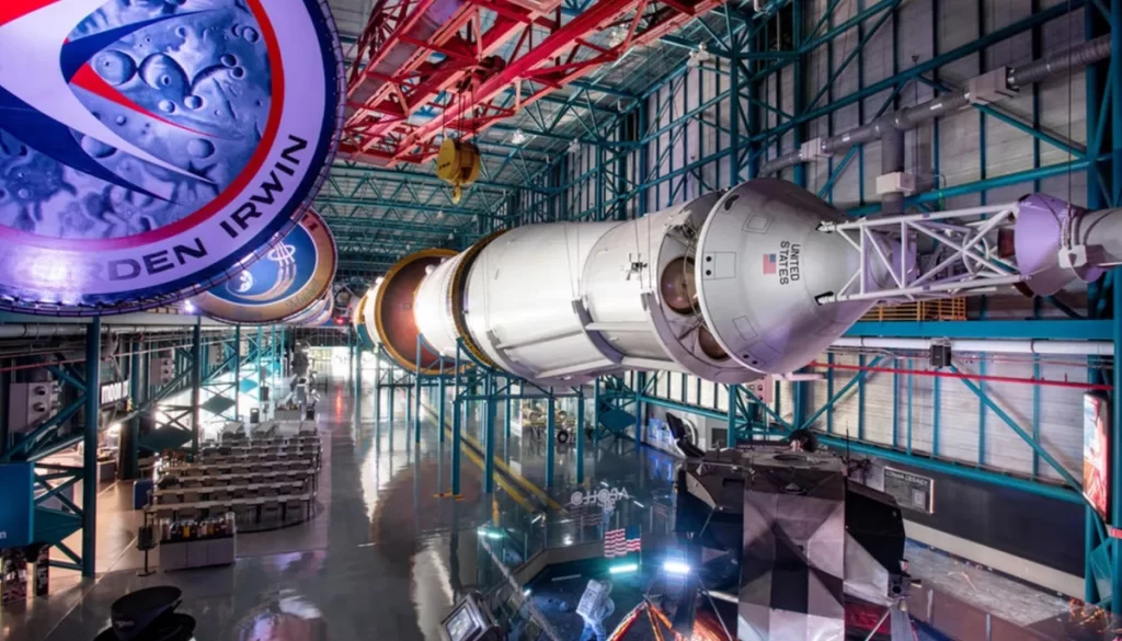 Kennedy Space Center Orlando- Foguete Saturn V completo suspenso dentro do Apollo/Saturn V Center com painéis de missões da NASA.