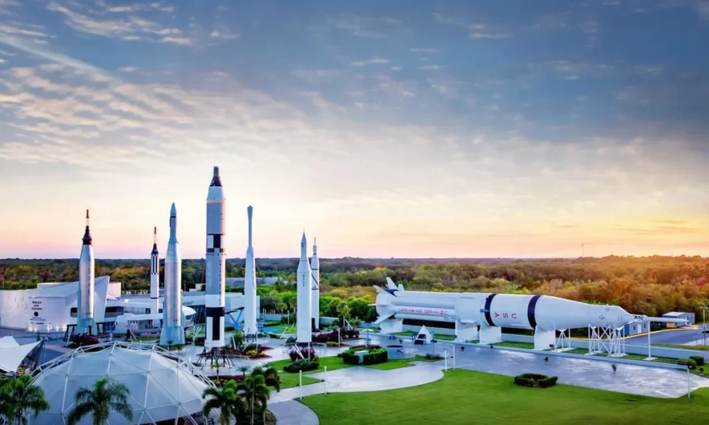 Foguetes históricos dispostos verticalmente no Rocket Garden do Kennedy Space Center.