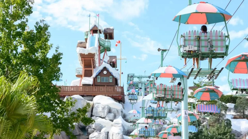 Teleférico Chairlift com visitantes subindo a montanha principal do Blizzard Beach.