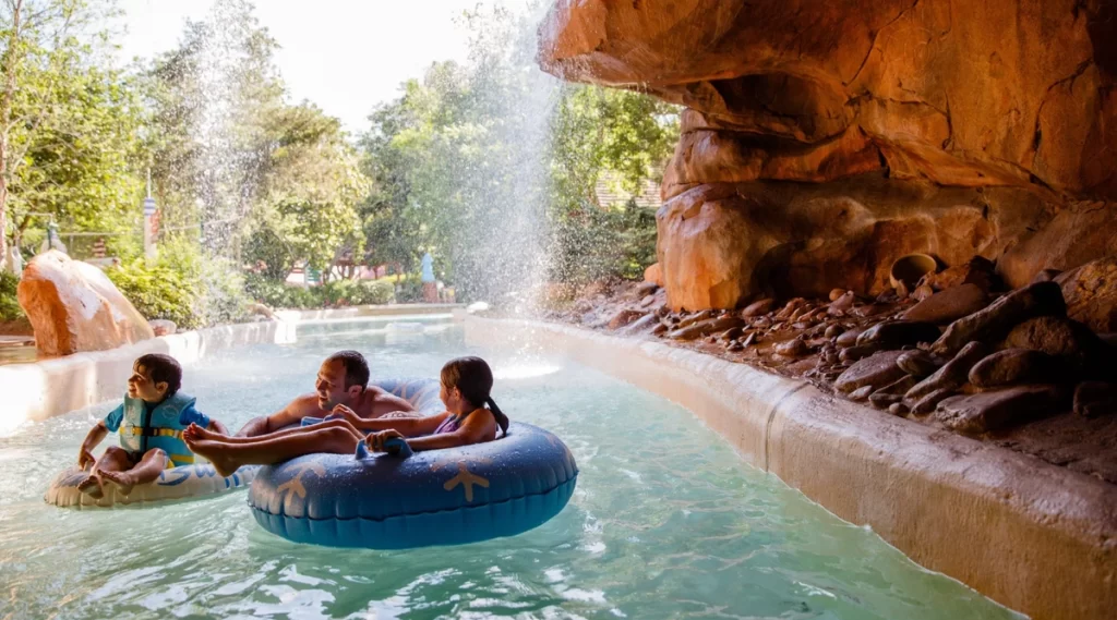 Família relaxando em boias no rio lento Cross Country Creek.