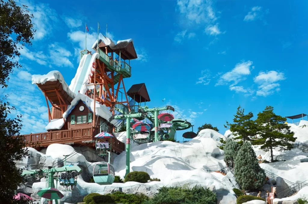 Monte Gushmore com o Chairlift e parte do parque cobertos por cenário nevado.