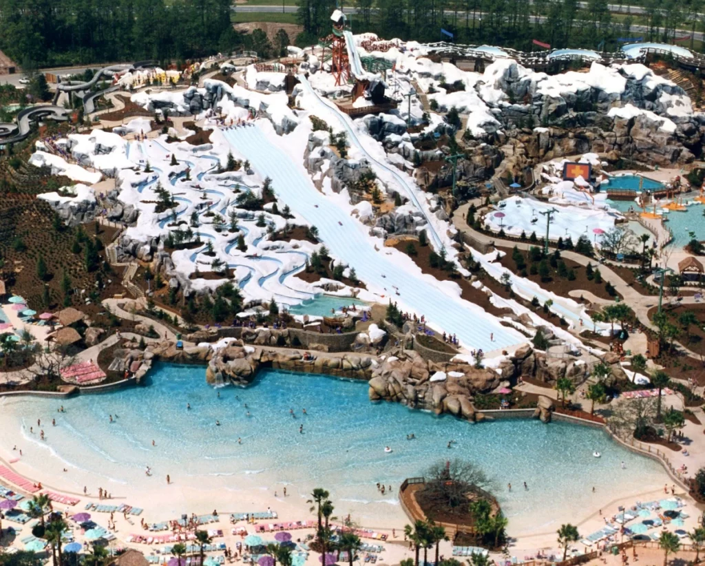 Vista aérea completa do parque aquático Blizzard Beach, com piscinas e montanhas nevadas.