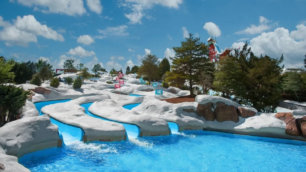 Toboggan Racers do Blizzard Beach, toboáguas lado a lado com temática de neve.