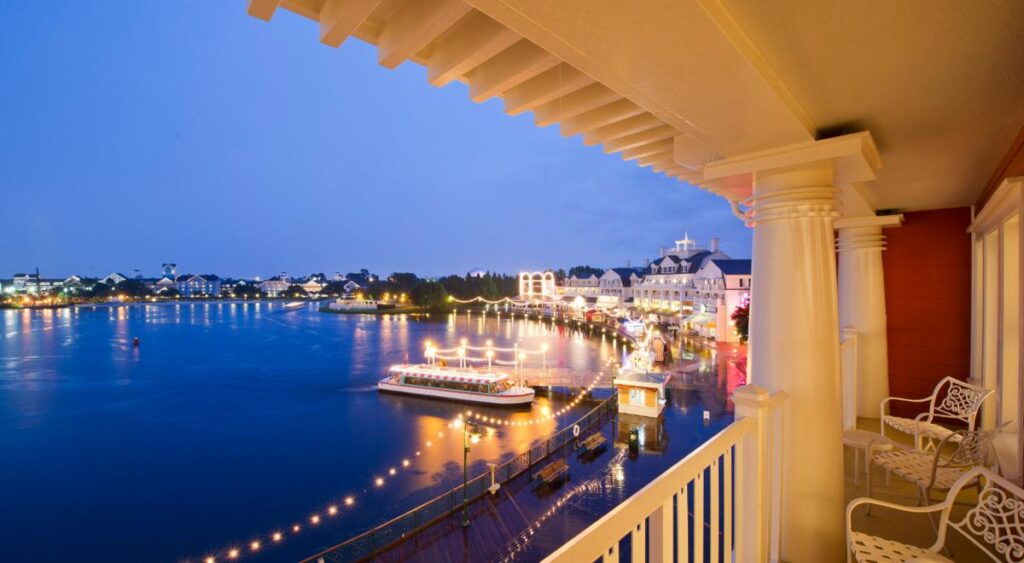 Vista do Disney’s BoardWalk Villas a partir de uma varanda com o lago ao fundo.
