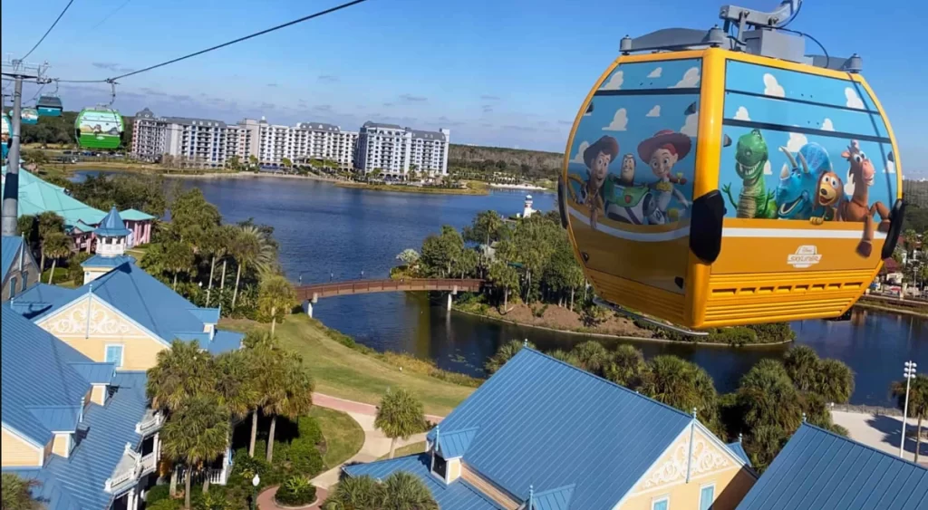 Vista aérea de uma cabine do Skyliner com personagens de Toy Story.