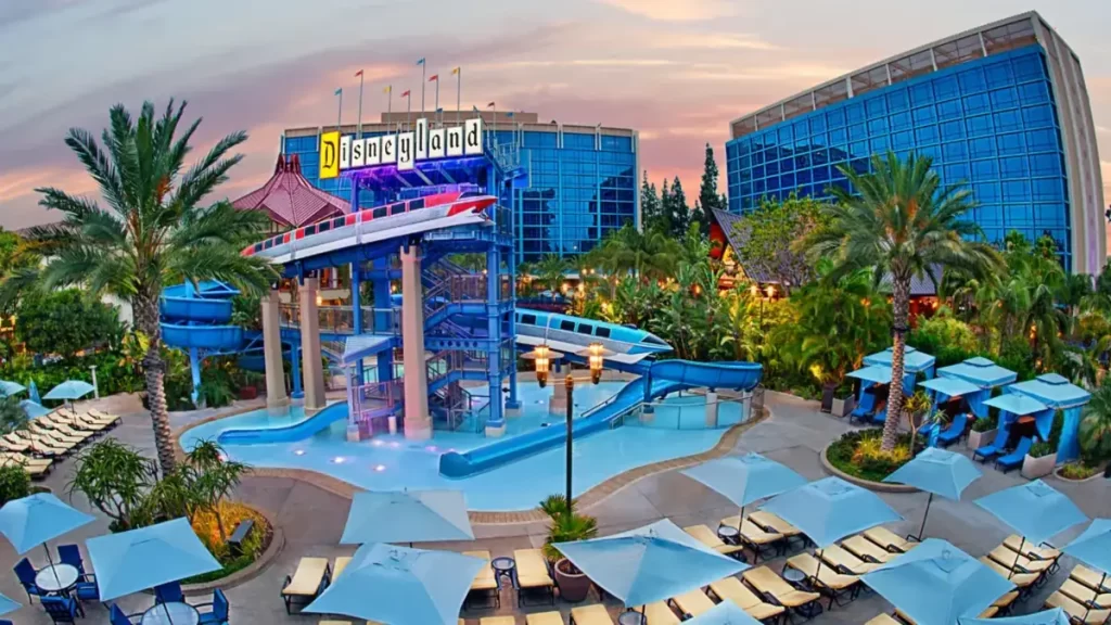 Piscina temática com escorregadores no Disneyland Hotel California
