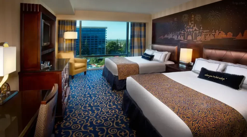 Quarto do Disneyland Hotel California com vista para o complexo