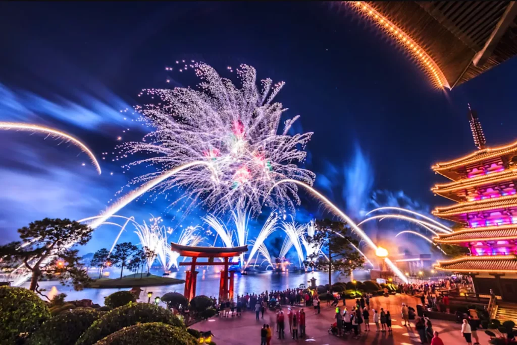 Show de fogos epcot visto do pavilhão do Japão com torii em destaque