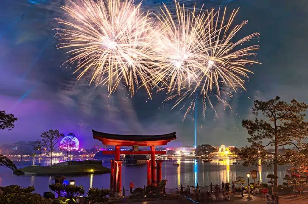 Explosão de fogos sobre o pavilhão do Japão durante o Luminous no EPCOT