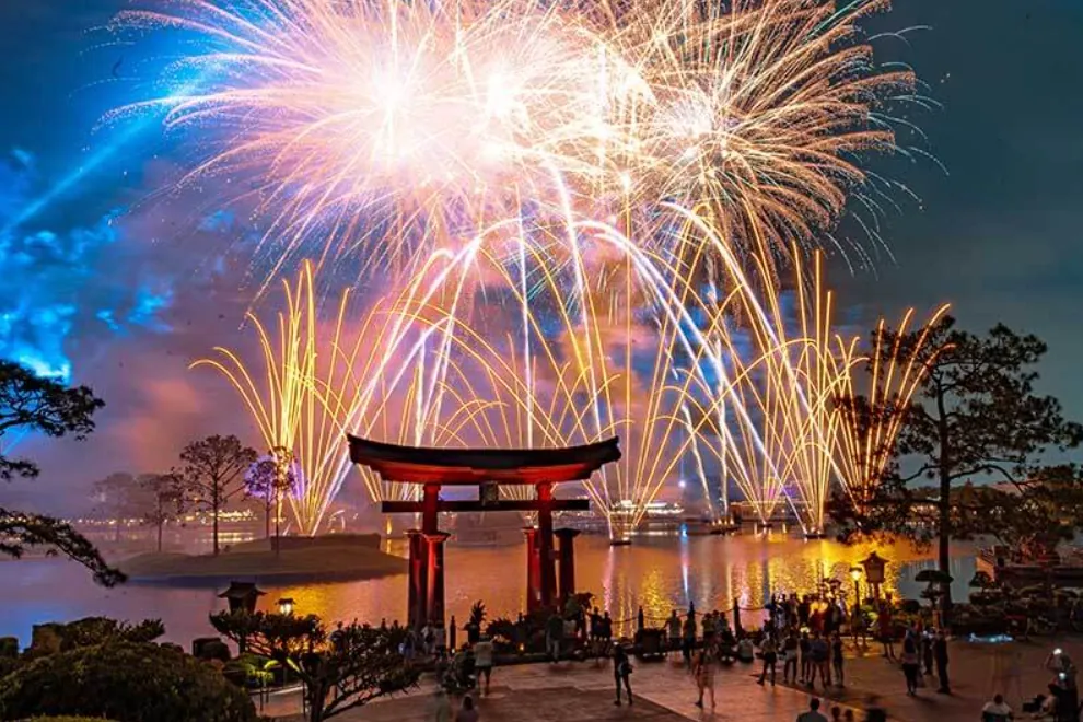 Multidão assiste ao show de fogos do EPCOT com vista do Japão