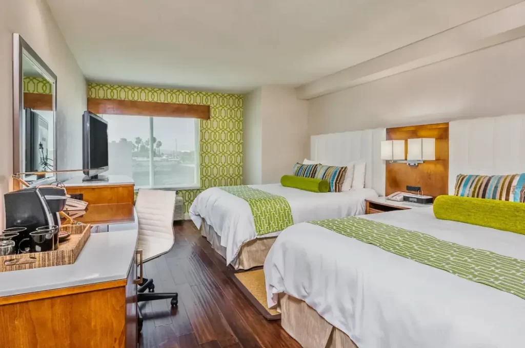 Quarto moderno e colorido do Hotel Indigo Anaheim próximo à Disneyland
