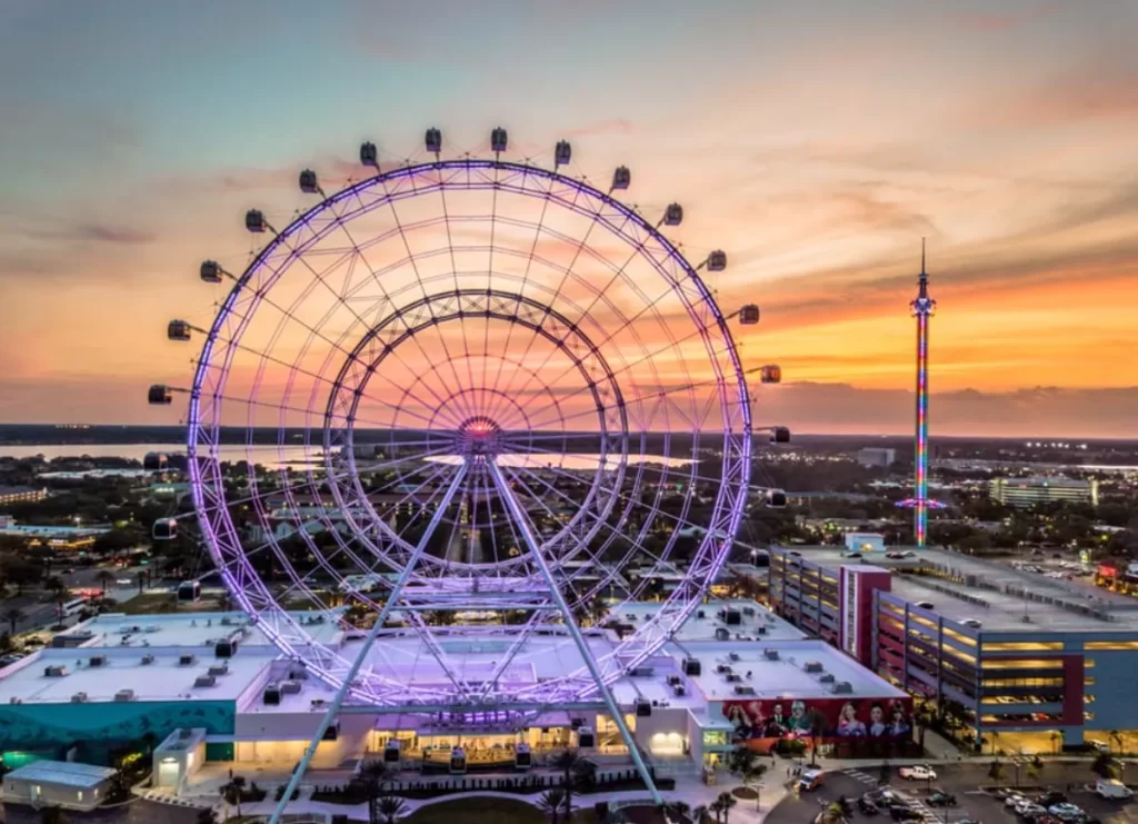 Roda-gigante The Wheel iluminada no pôr do sol no ICON Park Orlando