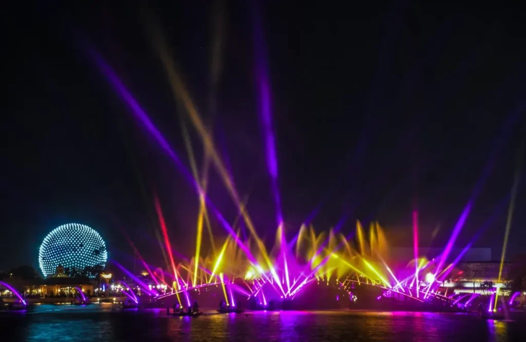 Efeitos de luzes e lasers do show de fogos epcot Luminous na lagoa central do parque