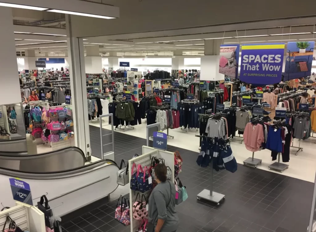 Seção de roupas infantis masculinas na Marshalls com camisetas da Adidas e roupas casuais.
