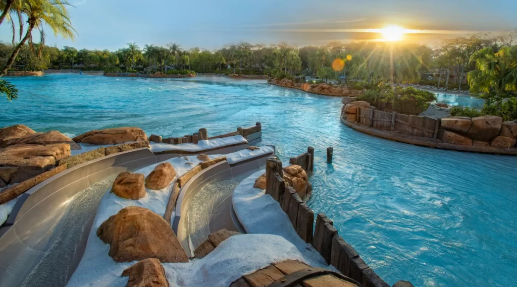 Escorregadores com vista para o pôr do sol no Typhoon Lagoon.