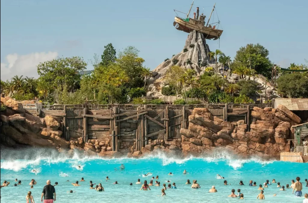 Piscina de ondas do Typhoon Lagoon com o barco Miss Tilly no topo do Monte Mayday.