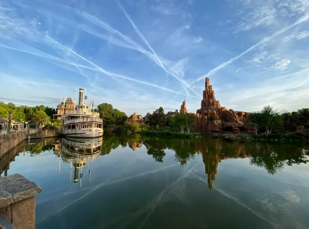 Barco Molly Brown navegando em frente à Frontierland e Big Thunder Mountain