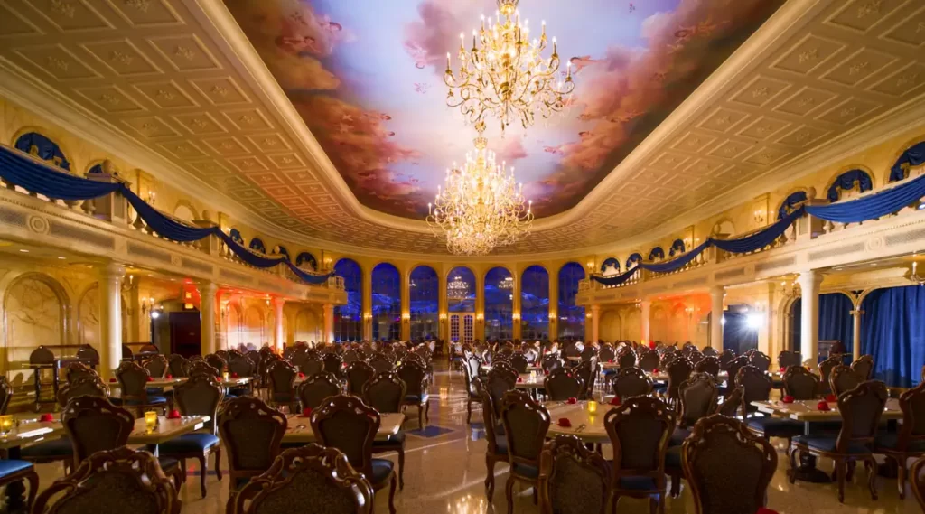 Interior luxuoso do restaurante Be Our Guest no Magic Kingdom Disney