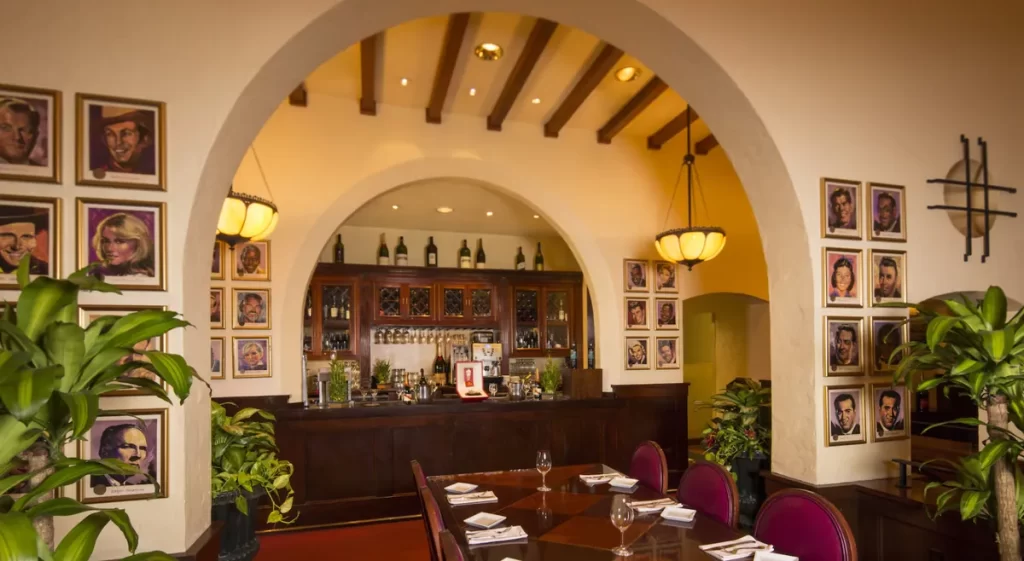 Bar e decoração interna sofisticada do Brown Derby no Hollywood Studios.