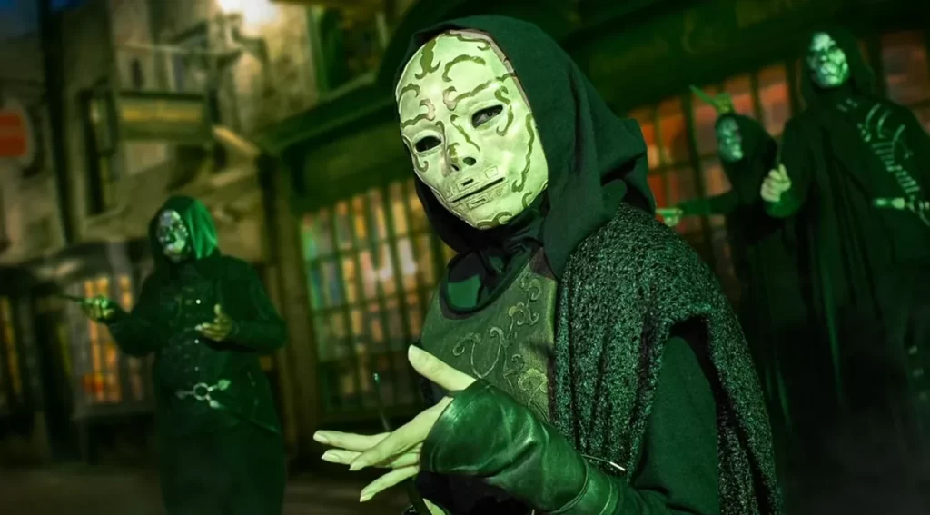 Comensais da Morte no Beco Diagonal durante o Halloween Horror Nights 2025, usando máscaras e capas pretas.