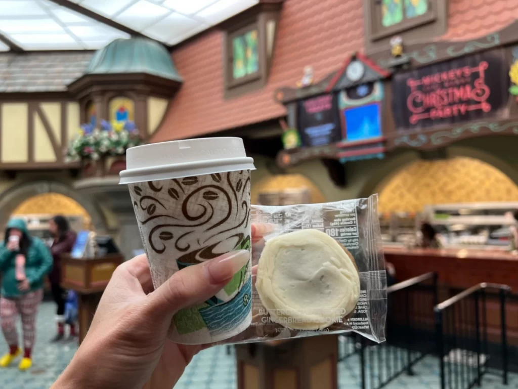 Chocolate quente e cookie distribuídos gratuitamente durante a festa de Natal da Disney