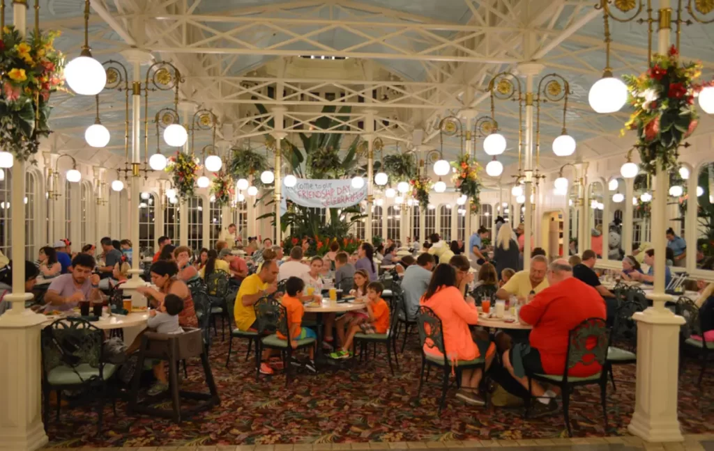 Restaurante Crystal Palace no Magic Kingdom cheio de visitantes