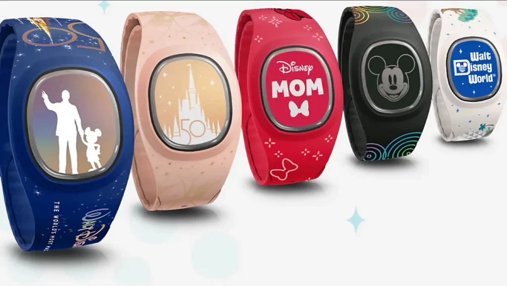 Modelos variados de MagicBand da Disney, incluindo edições comemorativas