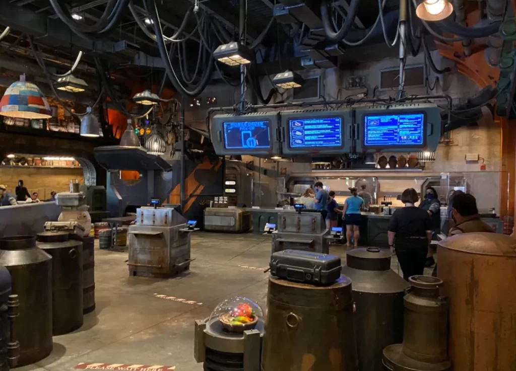 Interior do Docking Bay 7, restaurante temático de Star Wars no Hollywood Studios.