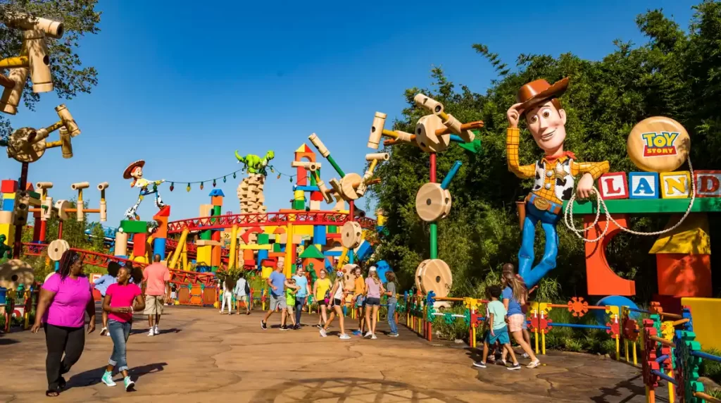 Entrada da Toy Story Land com estátua gigante do Woody no Disney's Hollywood Studios.