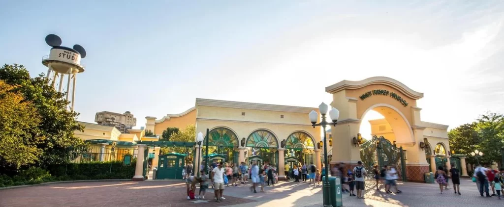 Entrada do Walt Disney Studios Park com portões temáticos e torre d'água com orelhas do Mickey