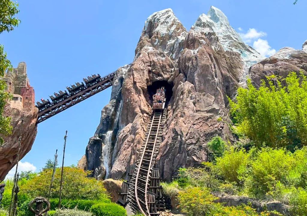 Montanha-russa Expedition Everest com trem saindo da montanha no Disney's Animal Kingdom