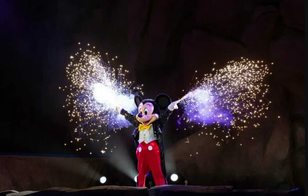 Mickey Mouse no show Fantasmic! com efeitos de fogos e faíscas mágicas.