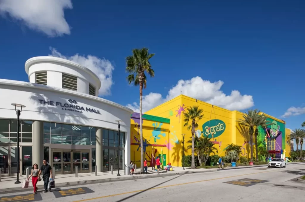 Entrada principal do Florida Mall com céu azul e palmeiras