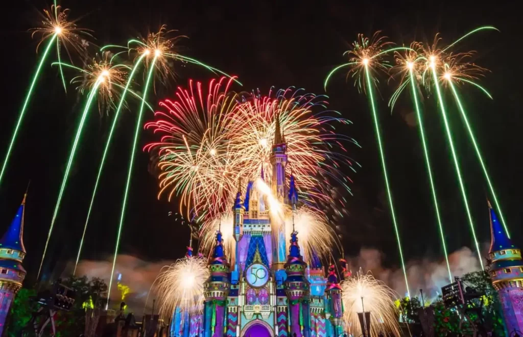Fogos de artifício no castelo da Disney durante o Natal 2025 em Orlando