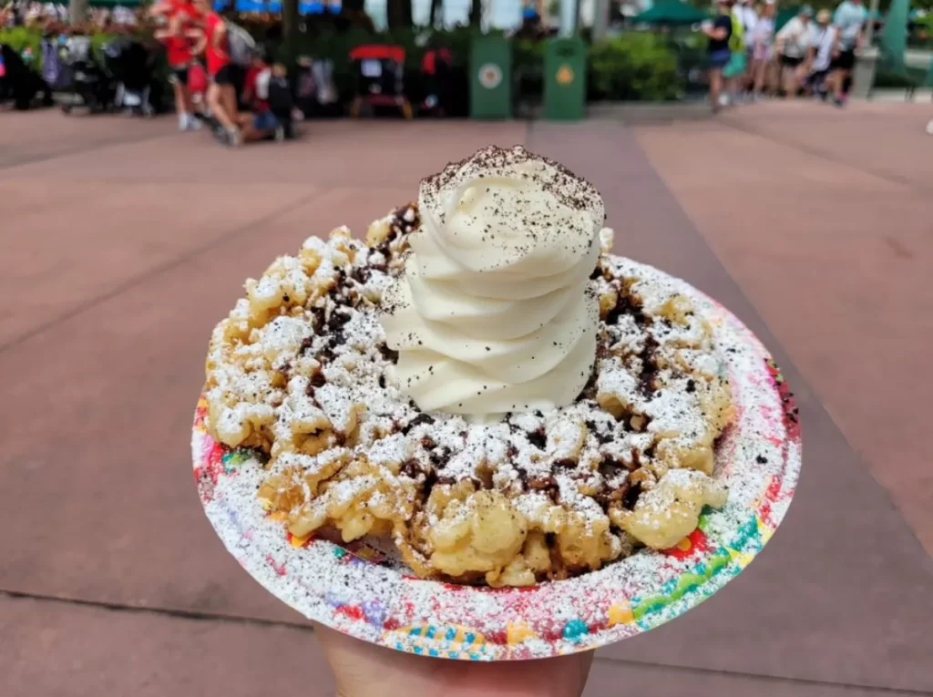 Funnel Cake com sorvete — doce clássico do Epic Eats no Hollywood Studios.