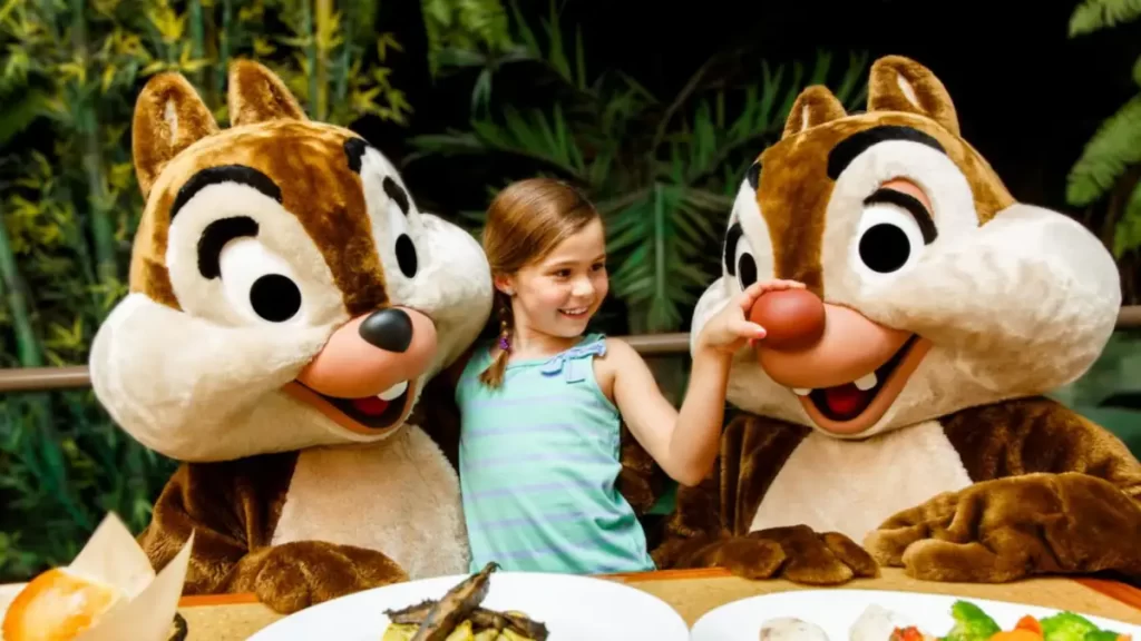 Personagens Tico e Teco no restaurante Garden Grill EPCOT interagindo com criança