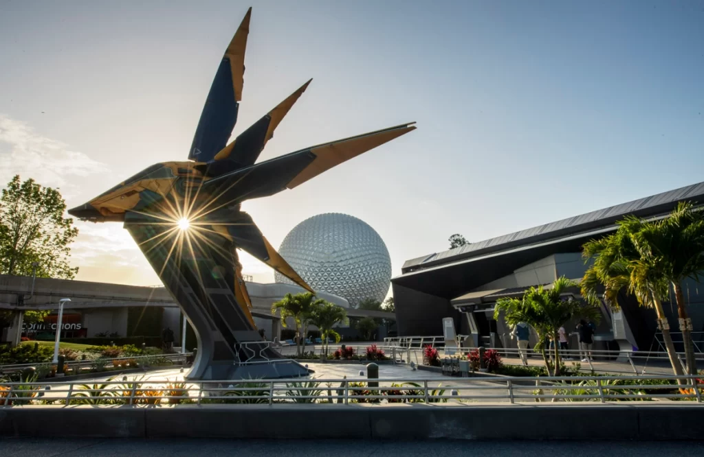 Montanha-russa Guardians of the Galaxy: Cosmic Rewind com a Spaceship Earth ao fundo no EPCOT
