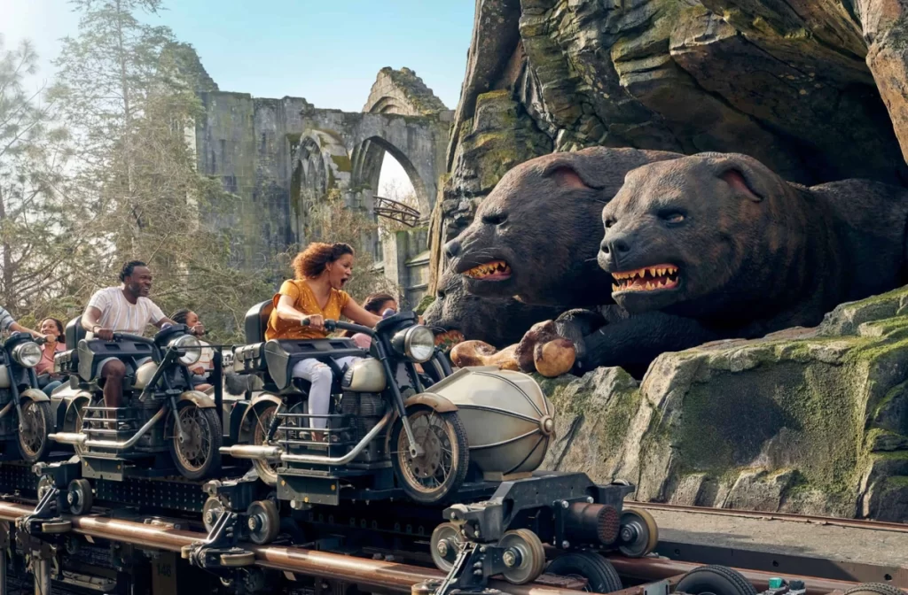 Hagrid’s Magical Creatures Motorbike Adventure com passageiros em motocicletas próximas a criaturas animatrônicas