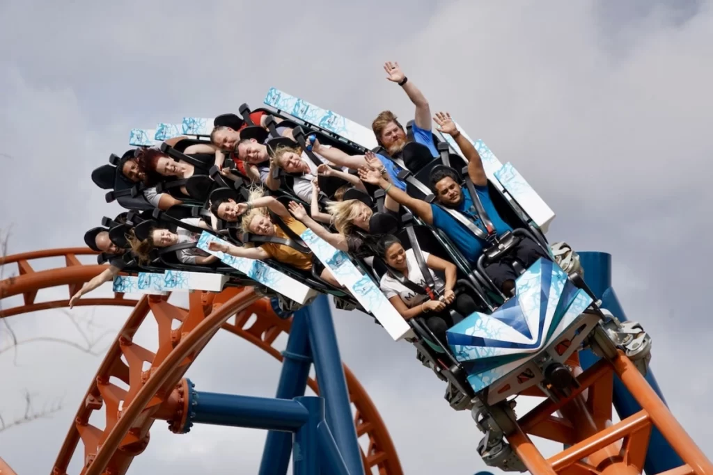 Montanha-russa Ice Breaker com trilhos alaranjados retorcidos no SeaWorld Orlando