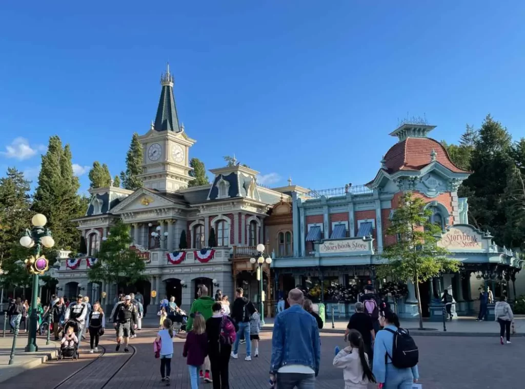 Entrada da Main Street U.S.A. com a prefeitura e a Storybook Store na Disneyland Paris