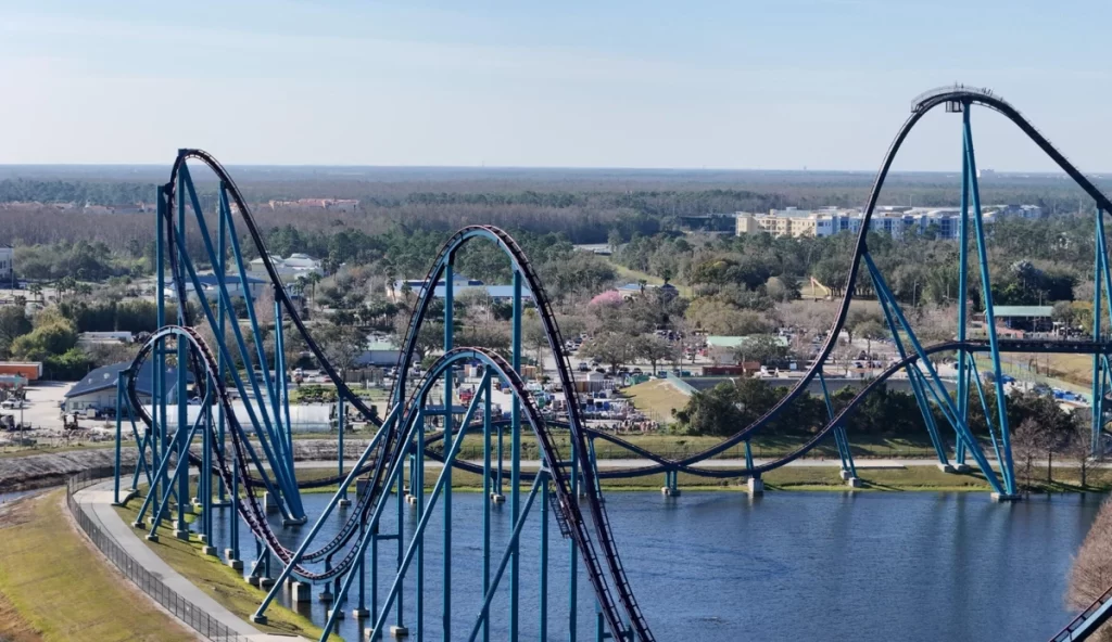Montanha-russa Mako com trilhos azuis sobre a água no SeaWorld Orlando