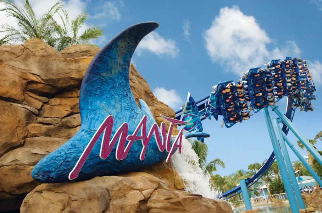 Montanha-russa Manta com passageiros deitados como se estivessem voando no SeaWorld Orlando