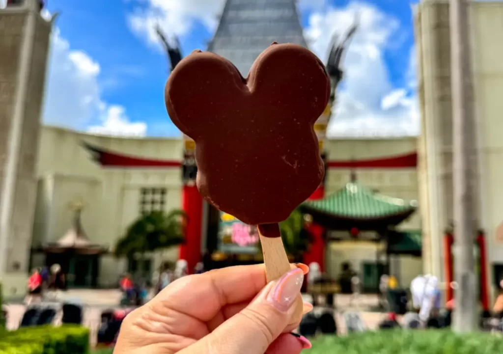 Picolé de chocolate no formato do Mickey no Disney Hollywood Studios