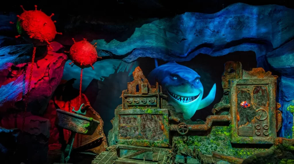 Cenário submarino com Bruce o tubarão na atração do Nemo no Epcot