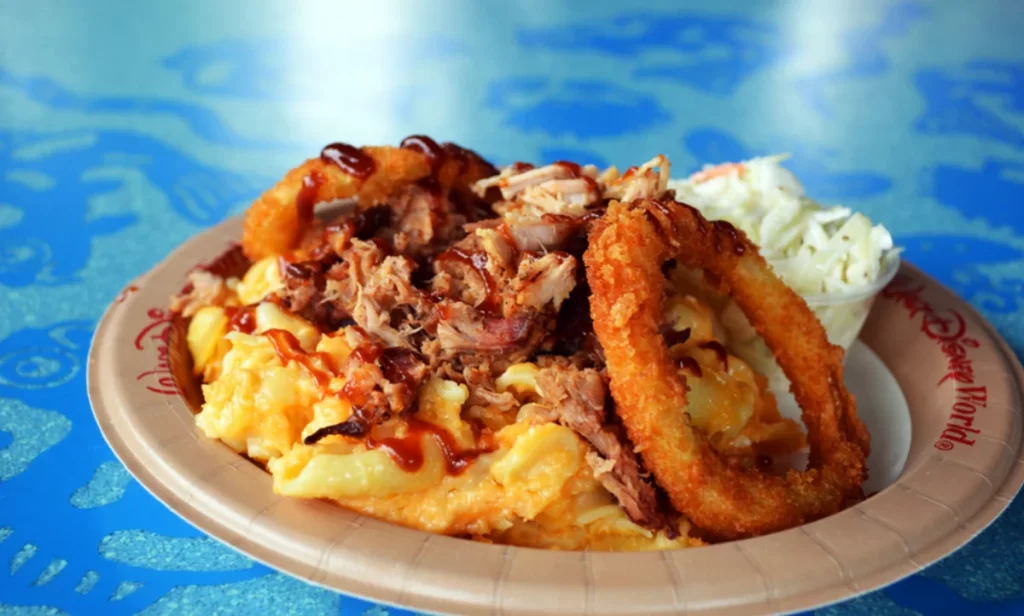 Prato com mac and cheese, pulled pork e onion rings do Flame Tree BBQ