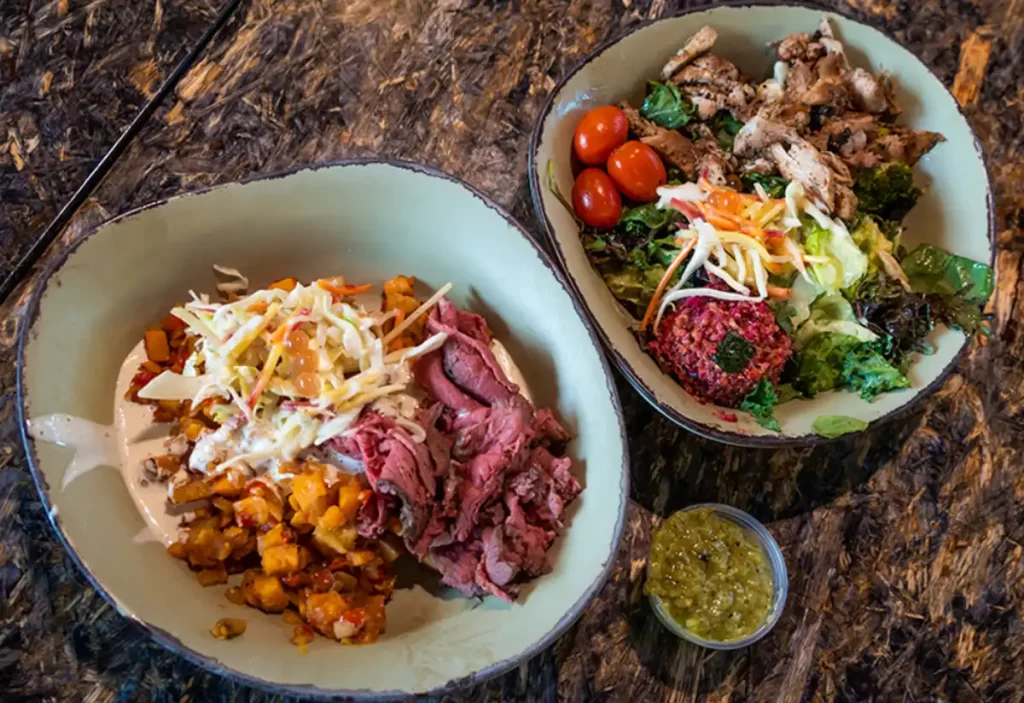 Bowl personalizado com carne e vegetais do Satu’li Canteen em Pandora, no Animal Kingdom